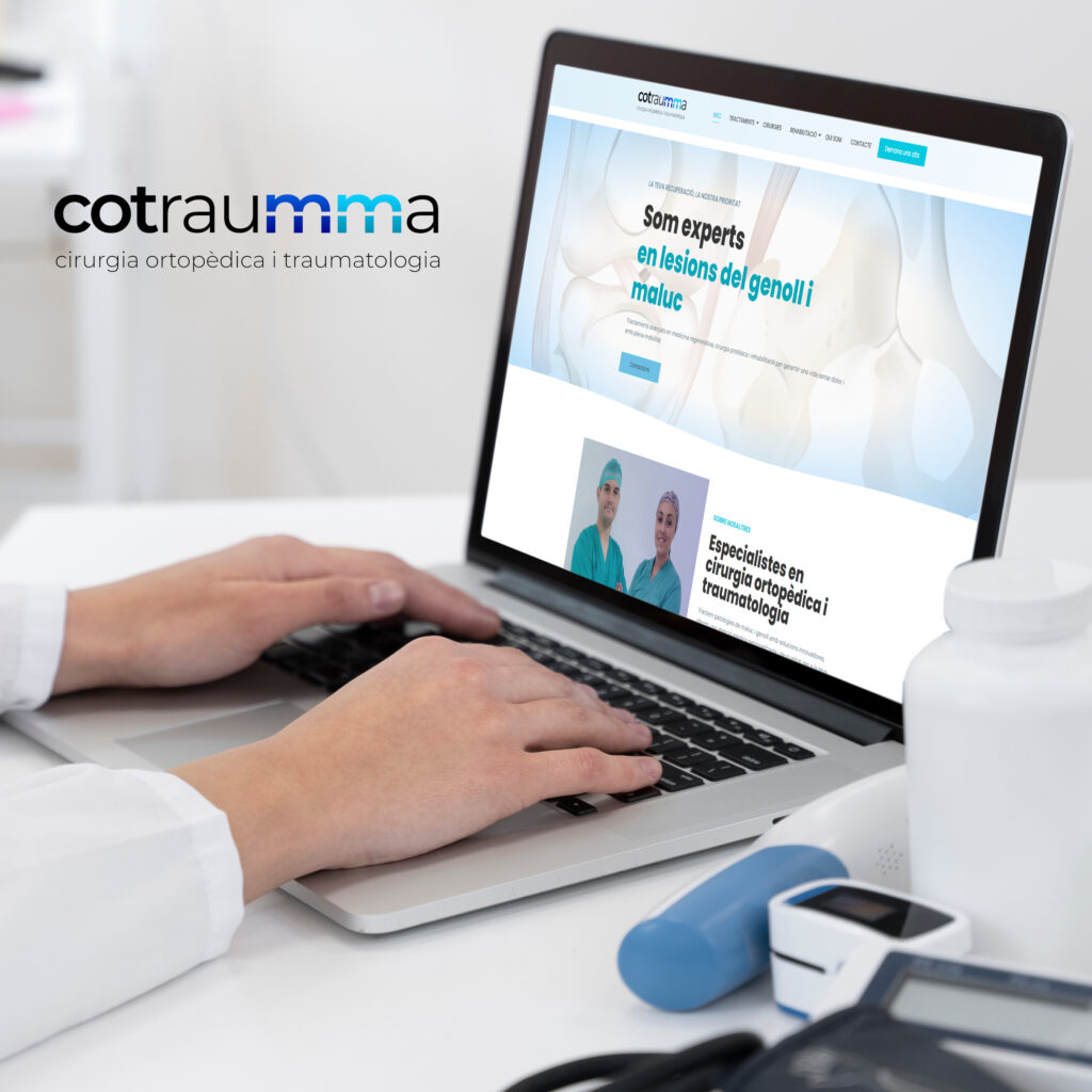 Ordinador portàtil amb la pàgina web de Cotraumma en una consulta mèdica, al costat del logotip de la marca