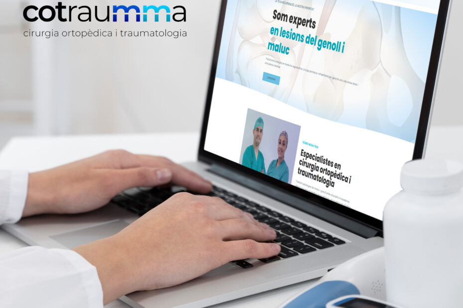Ordinador portàtil amb la pàgina web de Cotraumma en una consulta mèdica, al costat del logotip de la marca