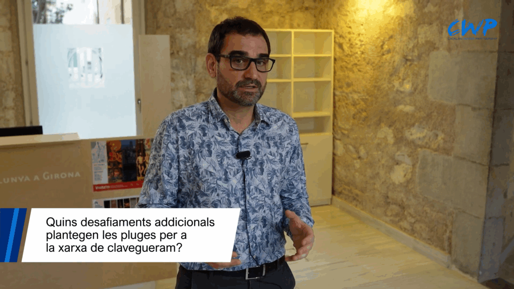 Fotograma d'una de les entrevistes dels vídeos del Catalan Water Partnership: un expert respon a la pregunta sobre els desafiaments de les pluges per a la xarxa de clavegueram