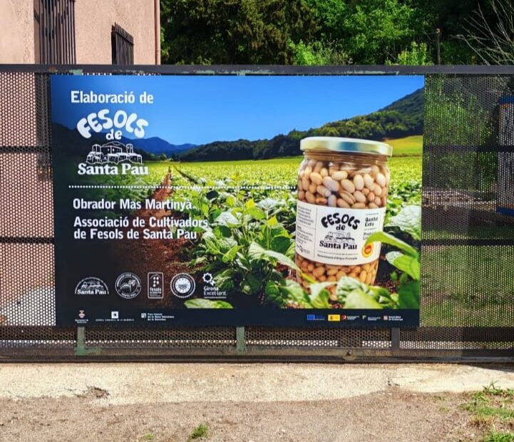 Rètol dels Fesols de Santa Pau amb la imatge del producte i els logotips de la denominació d'origen