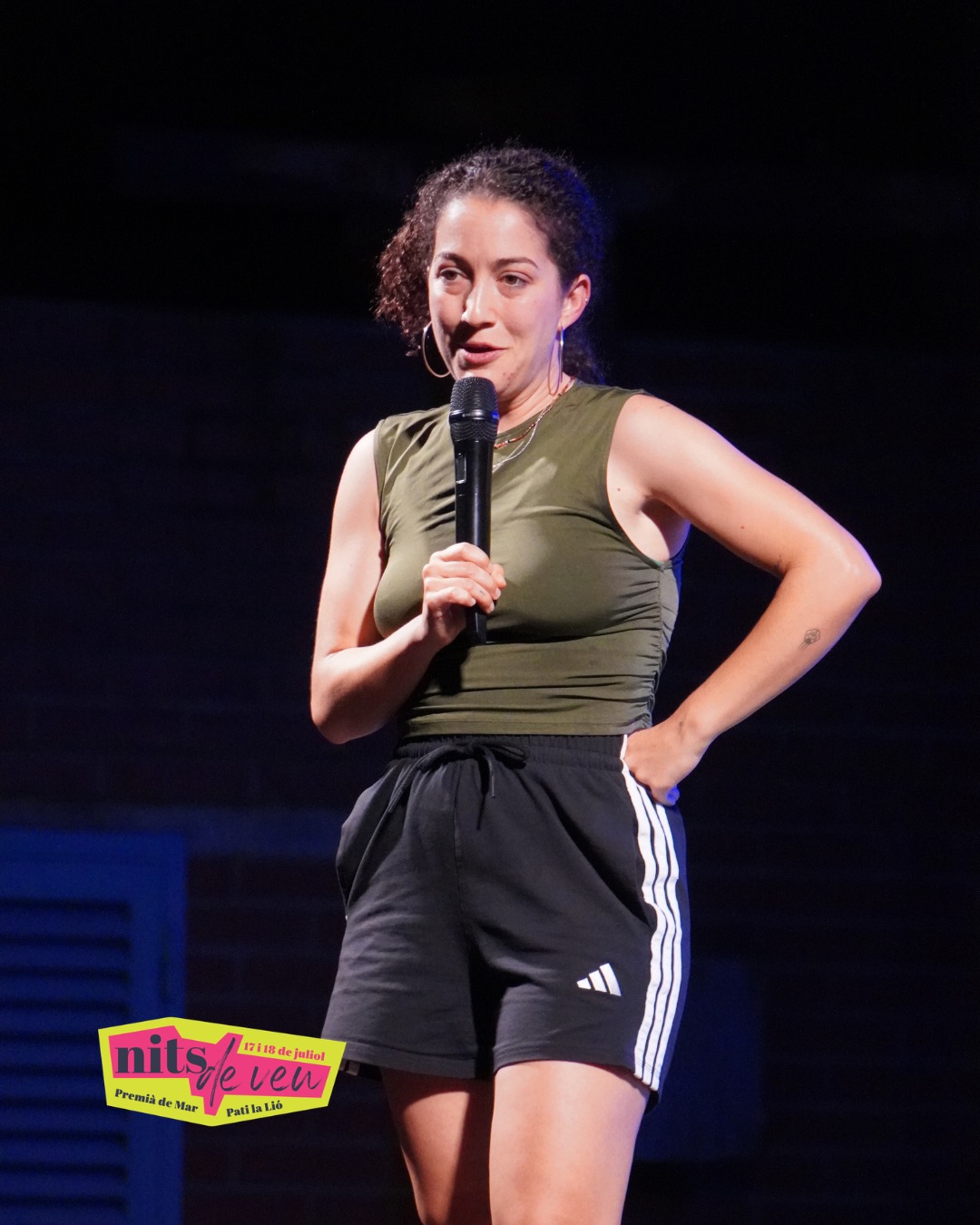 Una humorista amb micròfon a l'escenari de la nit d'humor del festival Nits de Veu de Premià de Mar