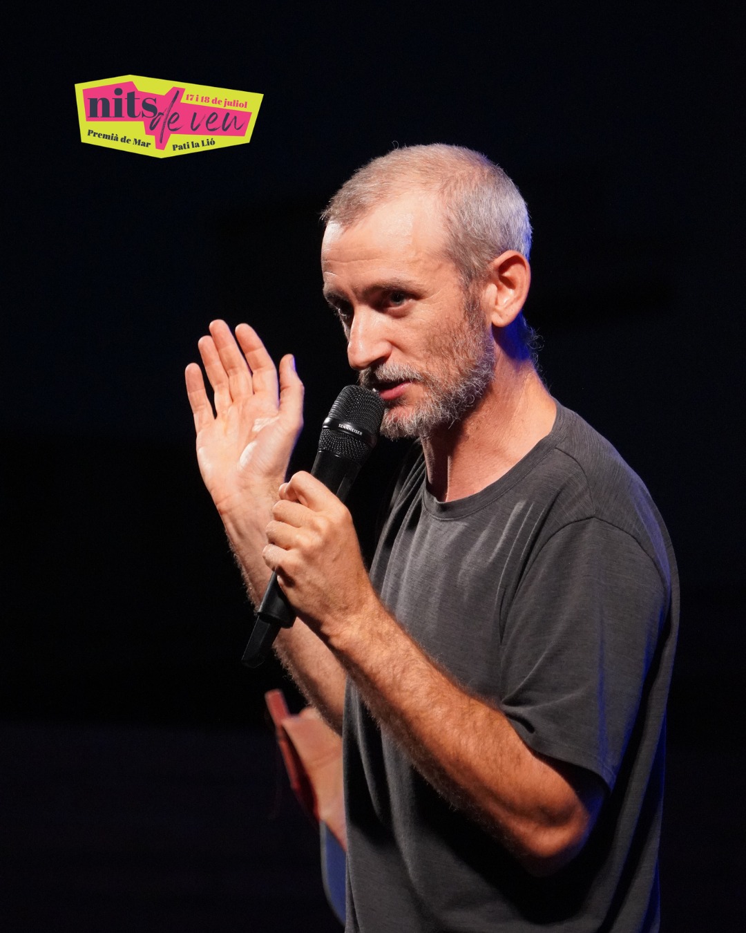 Un humorista gesticula amb el micròfon a la mà durant la seva actuació al festival Nits de Veu