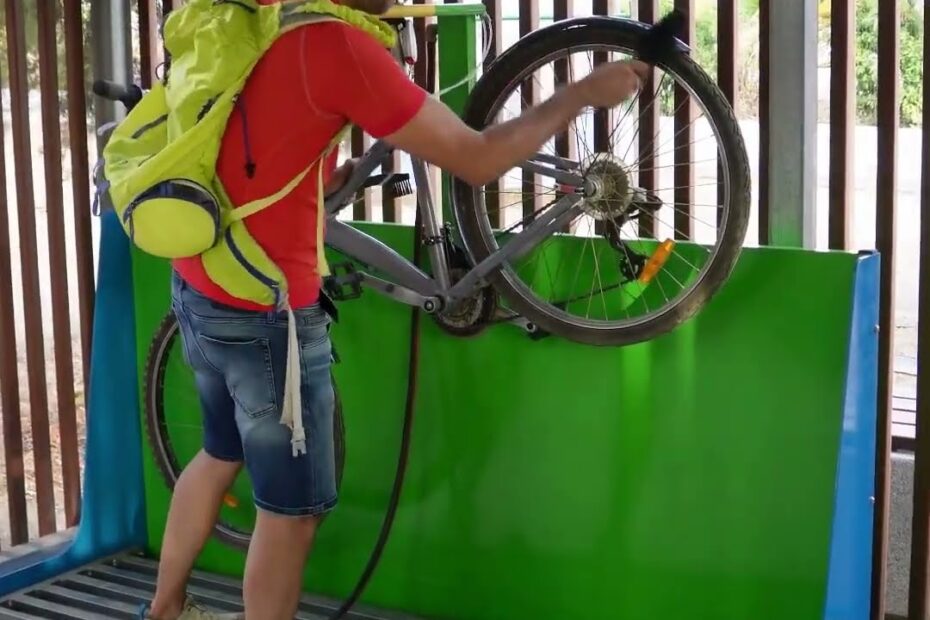 Fotograma d'un dels vídeos MEV8: un ciclista penja la bicicleta al taller mecànic interior d'un nou equipament per a ciclistes a Calella