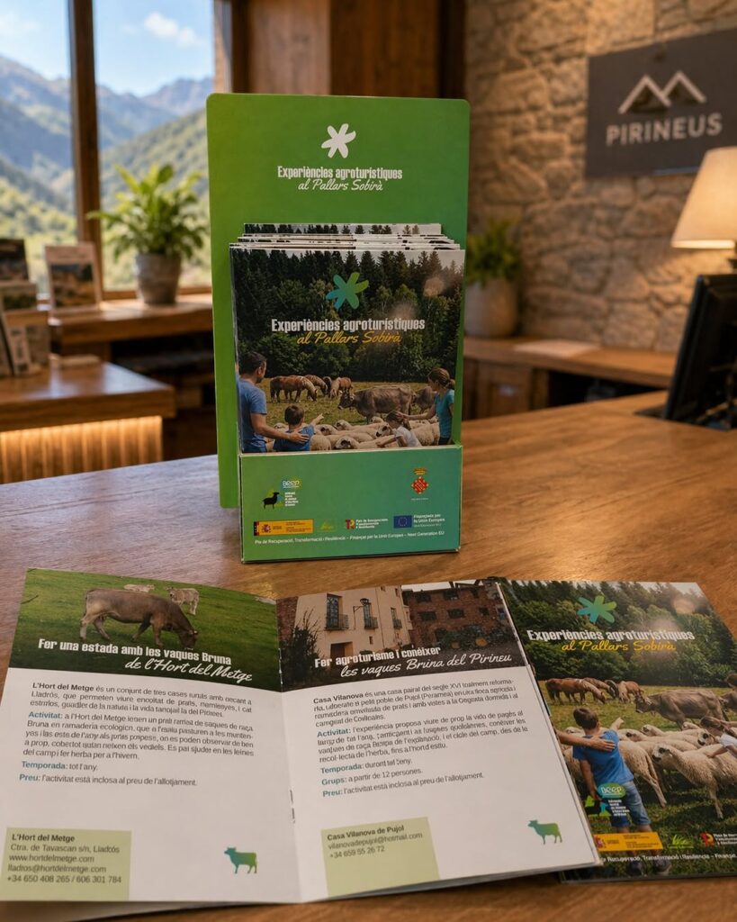 Catàleg d'experiències agroturístiques del Pallars Sobirà, obert sobre una taula de fusta