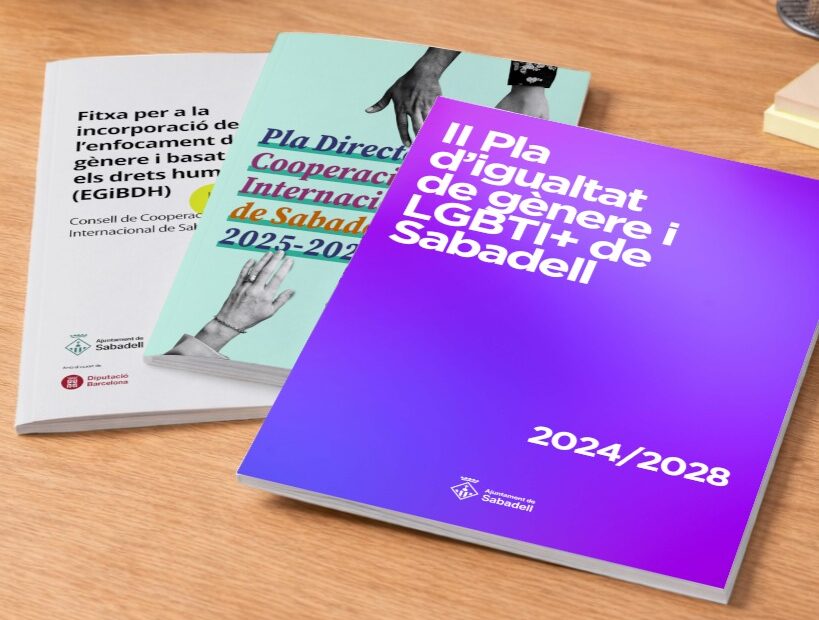 Tres publicacions de l'Ajuntament de Sabadell sobre una taula: el II Pla d'igualtat de gènere i LGBTI+, el Pla Director de Cooperació Internacional i la fitxa EGiBDH